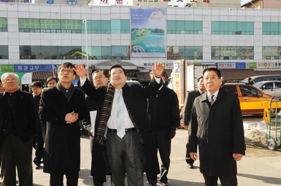 2일 오후 팔달시장과 지동시장을 찾은 예창근 수원부시장이 관계자들로 부터 팔달시장 아케이드 공사에 관한 설명을 듣고 있다.ⓒ 데일리경인