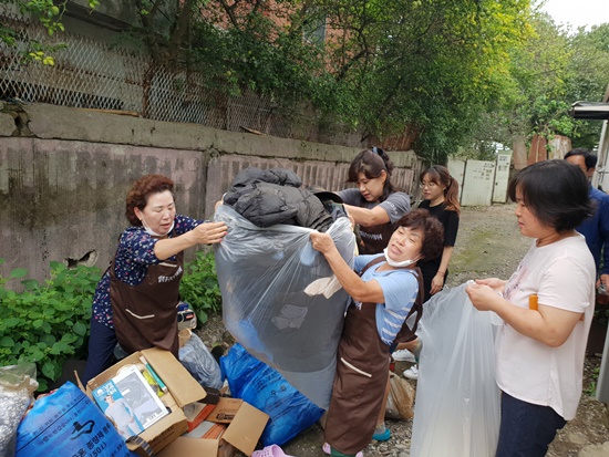 수원시 입북동의 위기가정의 청소를 지원한 주민들 모습.