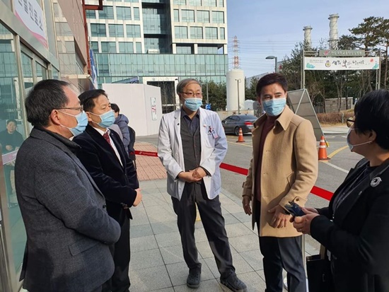 선별진료소를 점검하고 있는 서철모 화성시장.