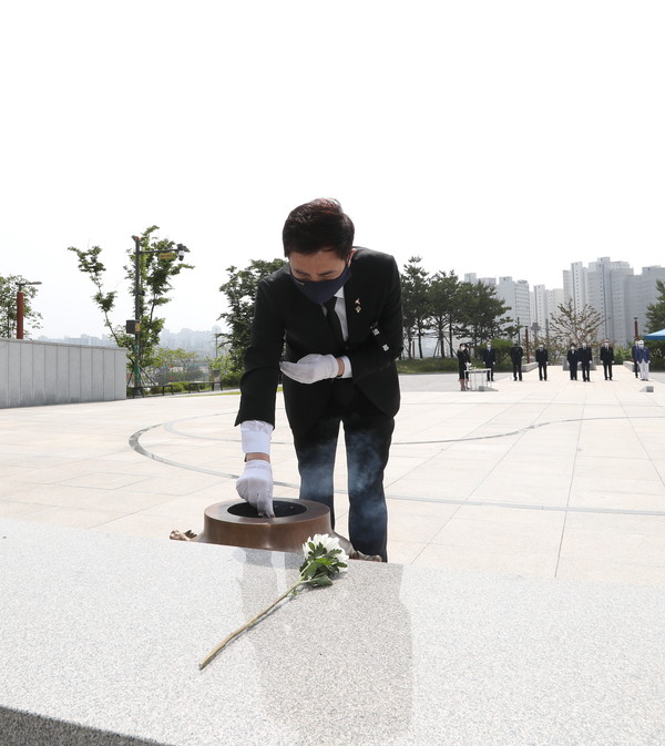 현충탑에 분향하고 있는 서철모 화성시장