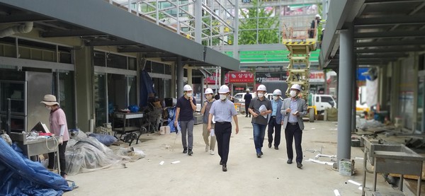 14일 오후 2시 권선시장 시설환경 개선사업 현장에서 수원시와 민간 전문가들이 사전준공검사를 실시하고 있다.