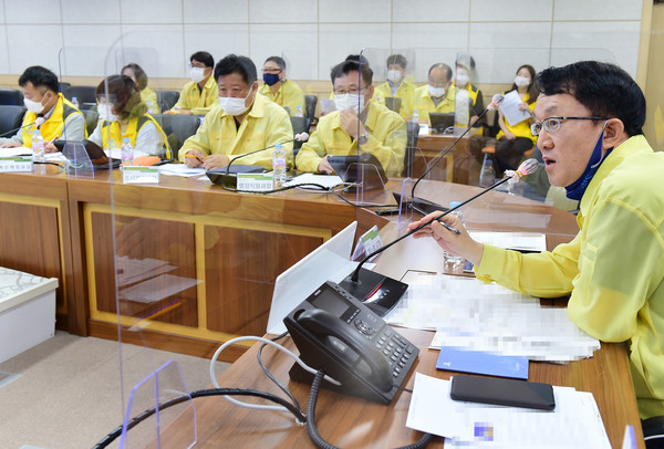 조청식 제1부시장이 19일 코로나19 대응 추진상황보고회에서 발언하고 있다.