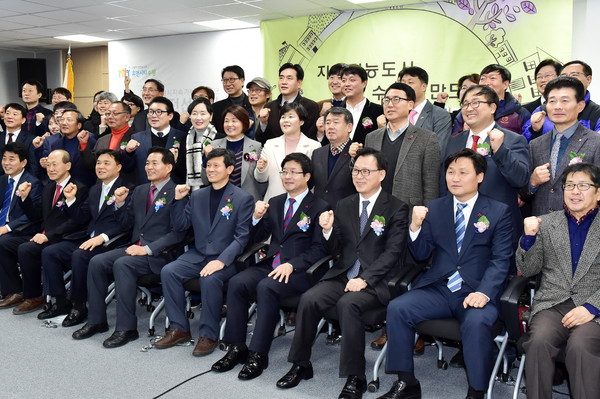2016년 12월 수원시지속가능도시재단 비전 선포식에 참석한 염태영 수원시장(가운데)과 안상욱 도시재단 이사장(염태영 시장 왼쪽) 등이 기념촬영을 하고 있다.