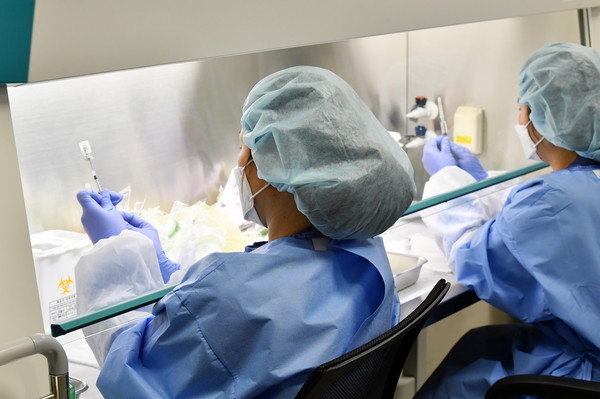 수원시 제1호 예방접종센터에 파견된 간호사들이 수원시가 추가로 지원한 클린벤치에서 백신을 분주하고 있다.