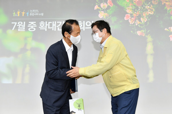 염태영 시장(오른쪽)이 소통경연을 한 최문순 강원도지사와 인사하고 있다.