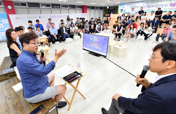 2019년 7월 염태영 수원시장이 수원시 청년들의 목소리를 듣기 위해 마련한 토크콘서트를 진행하고 있다.