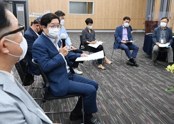염태영 시장이 활동성과 보고회에서 발언하고 있다.