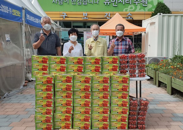 권용찬 수원시 장안구보건소장(오른쪽 2번째)과 박희원 한국농촌지도자수원시연합회장(오른쪽 1번째)을 비롯한 농업인단체 관계자들이 함께하고 있다.