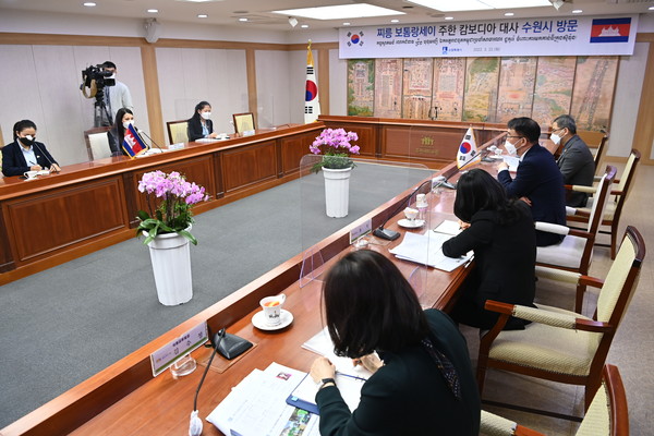 조청식 시장 권한대행과 찌릉 보톰랑세이 대사가 대화를 나누고 있다.