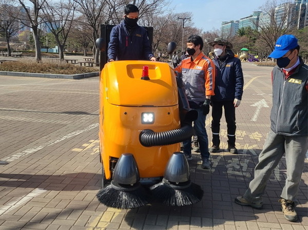 친환경 소형전기청소차 시연 장면