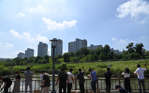 EM흙공 던지기 행사.