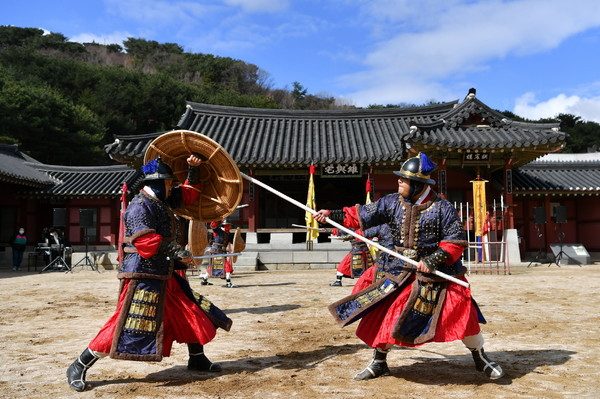 화성행궁 유여택 앞에서 진행되는 무예24 시범공연.