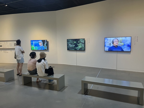 시민들이 수원시립아이파크미술관에서 ‘먼산을 머금고’ 전시를 관람하고 있다. 전시는 연휴 마지막 날인 12일까지 열린다.