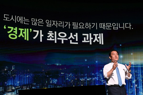 이재준 수원특례시장이 지난 5일 비전선포식에서 탄탄한 경제특례시를 위한 비전을 소개하고 있다.