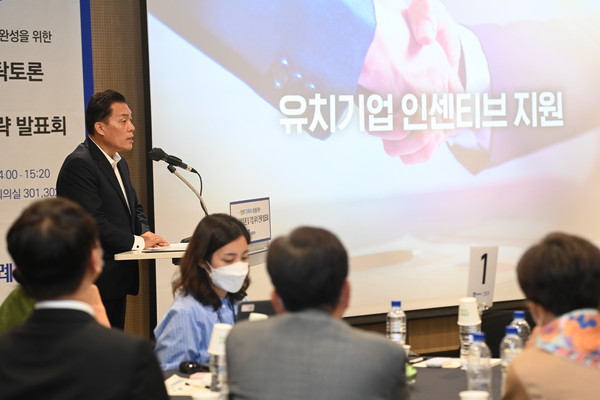 지난 9월21일 ‘기업인 원탁토론, 기업 유치 전략발표회’에서 이재준 수원특례시장이 유치기업에 대한 인센티브를 발표하고 있다.