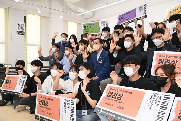 지난 8월28일 제4회 청년아이디어톤대회 시상식 후 이재준 수원특례시장과 청년들이 기념촬영을 하고 있다.