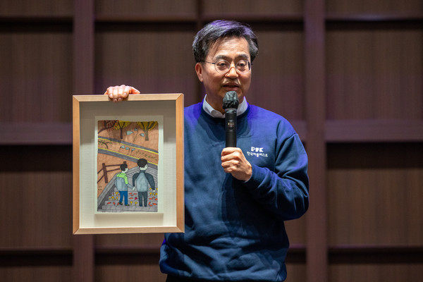 김동연 경기도지사가 발당장애인 황진호씨로부터 구입한 '아빠와 함께'라는 작품을 소개하고 있다.