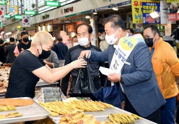 추석 앞두고 전통시장 찾은 김경일 시장.