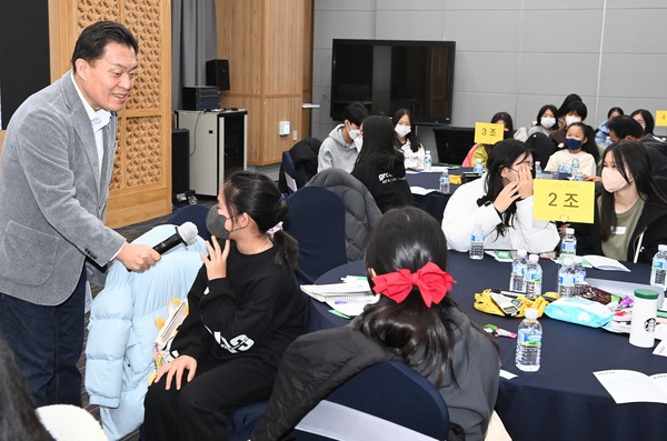 이재준 수원시장이 아동친화도시 원탁토론회에 참가한 아동과 이야기를 나누고 있다.