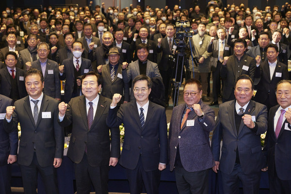 31일 오전 수원 라마다프라자 호텔 3층 그랜드볼룸홀에서 김동연 경기도지사와 중소기업중앙회 회장, 국회의원, 도의원, 기업인 등 주용 참석자들이 기념촬영을 하고 있다.