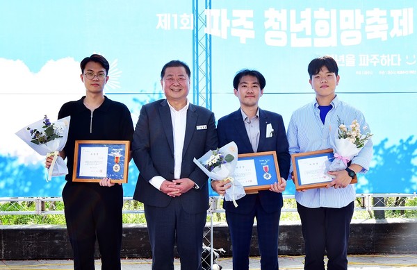 제1회 파주 청년희망축제에서 청년들과 함께한 김경일 시장.