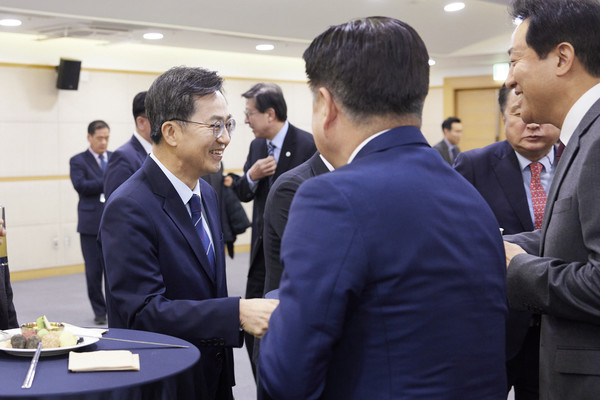 10일 오전 전북도청 중회의실에서 김동연 경기도지사가 대한민국시도지사협의회 참석자들과 인사를 나누고 있다