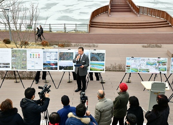 친수도시 선언한 김경일 시장.