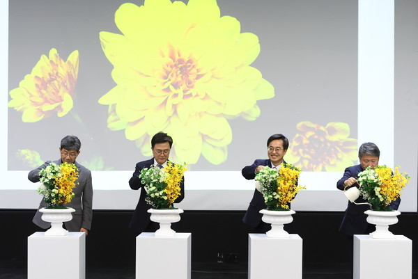 13일 오후 충남 아산 모나무르에서 열린 베이밸리 메가시티 세미나에서 김동연 경기도지사, 김태흠 충청남도지사, 주형철 경기연구원장, 유동훈 충남연구원장 등이 화분 물주기 퍼포먼스 및 기념촬영을 하고 있다.