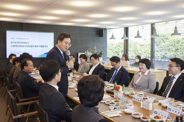 14일 오후 수원 도담소에서 김동연 경기도지사와 경기도의회 기획재정위원회 의원 등이 기념촬영을 하고 있다.