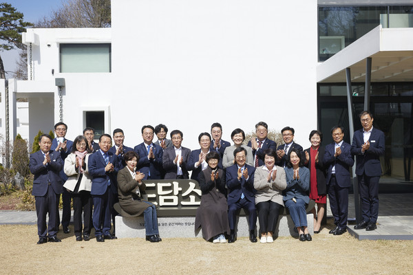 14일 오후 수원 도담소에서 열린 경기도의회 기획재정위원회 오찬 간담회에서 김동연 경기도지사가 인사말을 하고 있다.
