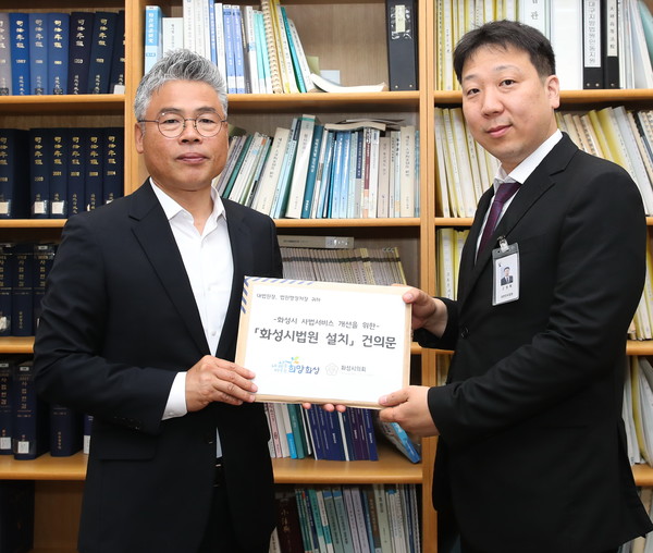 왼쪽 : 화성시 자치행정국장 박형일, 오른쪽 : 법원행정처 고원혁 기획운영담당관