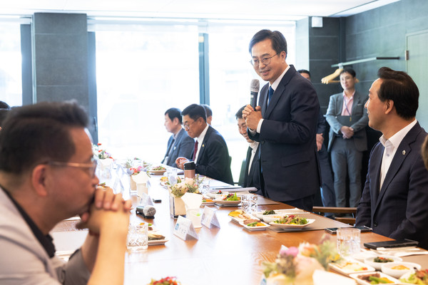 13일 오후 도담소에서 열린 경기도의회 도시환경위원회 오찬 간담회에서 김동연 경기도지사가 인사말을 하고 있다.