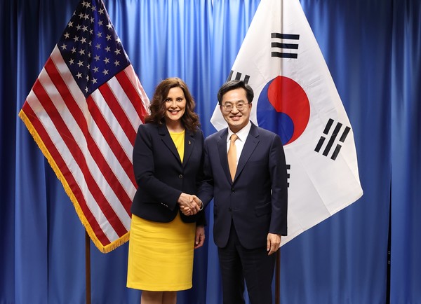 4월 12일 미국 미시간(디트로이트)에서 그레첸 휘트머(Gretchen Whitmer) 미시간주 주지사와 면담.