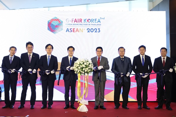 현지시간 6일 오전 인도를 방문한 김동연 경기도지사가 2023 G-Fair 아세안+ 개막식에 참석해 쭈린 락사나위싯 부총리 겸 상무부 장관 및 내빈들과 테이프 커팅을 하고 있다.