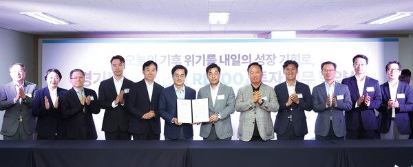  17일 오후 평택 티센크루프머티리얼코리아에서 열린 산업단지 RE100 투자 협약식에서 김동연 경기도지사, 오재석 엘에스일텍트릭 부사장, 박재덕 에스케이엔에스 부사장 등이 RE100 투자 협약서에 서명 후 기념촬영을 하고 있다.