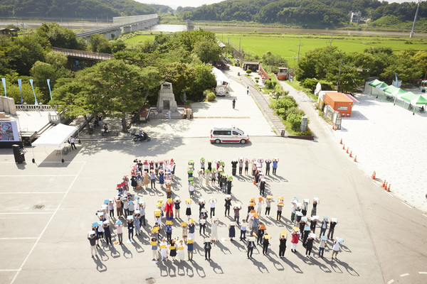 27일 파주 임진각 일원에서 열린 2023 세계예술인 한반도 평화선언에서 김동연 경기도지사 및 국내외 예술인 등이 평화선언 카드섹션을 하고 있다.