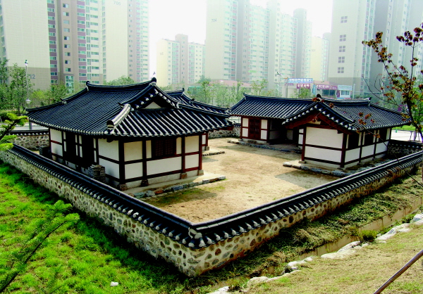 석인 정태진 기념관.