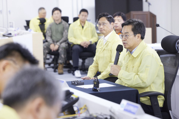 21일 오전 경기도청 전시종합상황실에서 열린 2023년 을지연습 최초 상황보고 회의에서 김동연 경기도지사가 당부말을 하고 있다.
