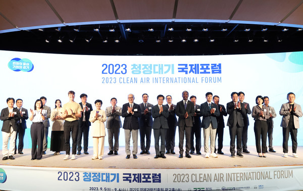5일 오후 경기경제과학진흥원에서 열린 2023 청정대기 국제포럼에서 김동연 경기도지사가 개회사를 하고 있다.