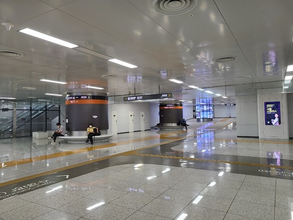 개선공사 전 기둥.