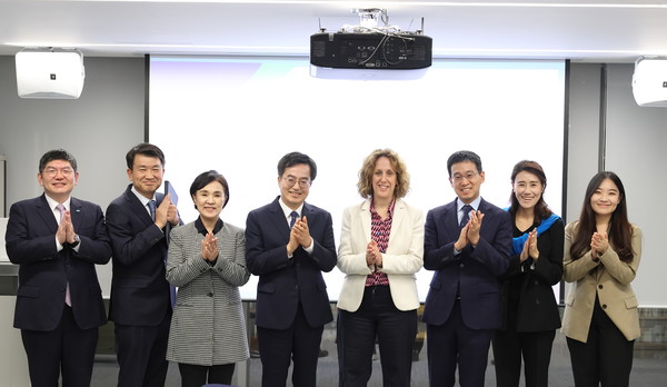 4일 오후 노무현시민센터에서 김동연 경기도지사, 헬렌 클락슨 더 클라이밋그룹 대표, 강금실 기후대사 등이 기념촬영을 하고 있다.