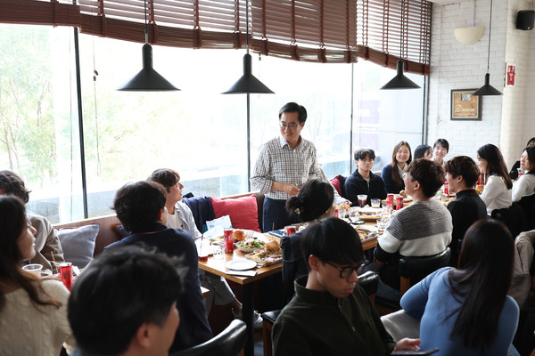 2일 중국 칭화대 인근에서 김동연 경기도지사와 칭화대 한국유학생회가 간담회를 하고 있다.