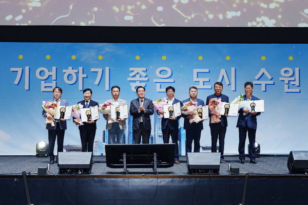 지난해 10월 열린 ‘제1회 수원시 기업인의 날’에 이재준 시장(왼쪽 4번째)이 제9회 수원시 중소 기업인 대상(大賞) 수상자들과 함께하고 있다.