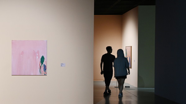 시민들이 수원시립미술관에서 진행되고 있는 국제전 ‘올리비에 드브레:마인드스케이프’ 전시를 관람하고 있다.
