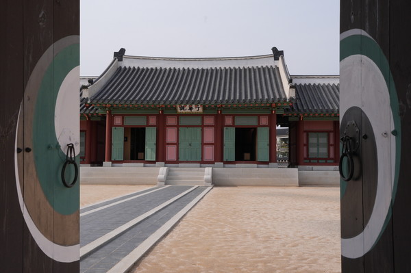 복원된 화성행궁 우화관 외관.
