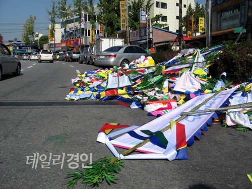 수원화성문화제 마지막 날 축제에 사용된 쓰레기가 수북이 쌓였다.시민들은 수북이 쌓인 쓰레기가 마치 혈세인양 아까워 했다. / 장현주 기자