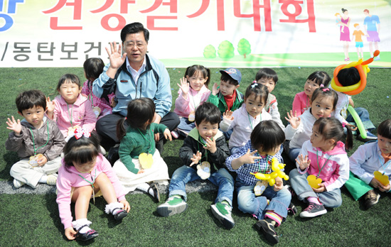 <b>자! 카메라 보면서 “안녕하세요~”</b> = 축제를 방문한 최영근 화성시장이 어린 꿈나무들과 기념사진을 찍고 있다. 이 어린이들이 자라 대한민국을 움직이고 세계를 지탱하는 버팀목이 될 것이다. ⓒ 데일리경인
