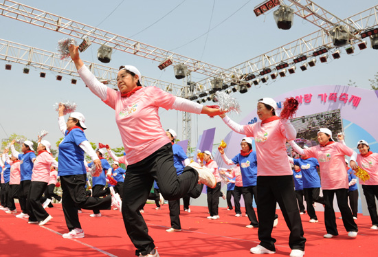 <b>5월은 푸르구나~ 우리도 푸르다!</b> = 4일 동탄 센트럴 파크에서 열린 ‘소풍’ 축제에 나와 건강댄스를 선보이는 어르신들! 화성시의 노인들은 보건소와 건강관리센터에서 운영하는 각종 건강 프로그램에 참여하며, 자신의 건강을 돌보는 한편, 노후 인생을 더욱 풍요롭게 만들어 가고 있다.