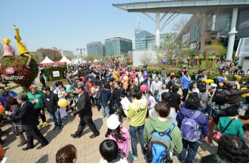 고양국제꽃박람회가 개막한 27일 4만 1천여 명의 관람객이 고양국제꽃박람회의 1억 송이 꽃의 향연의 시작을 보기 위해 다녀갔다. ⓒ Win뉴스