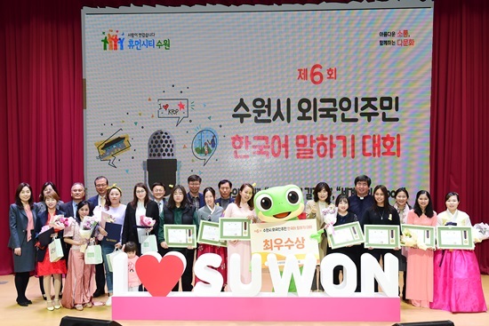 한국어 말하기대회 참가자들이 함께하고 있다.